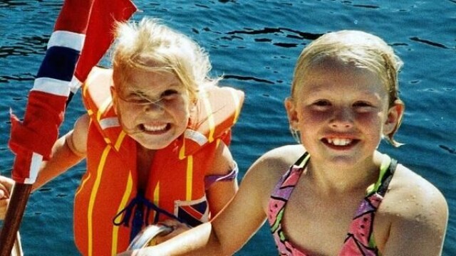 Stine Sofie Sørstrønen (t.v.) og Lena Sløgedal Paulsen fotografert på båttur ved Kristiansand sommeren 1998. De to jentene ble søndag 21. mai 2000 funnet drept i Baneheia utenfor Kristiansand.