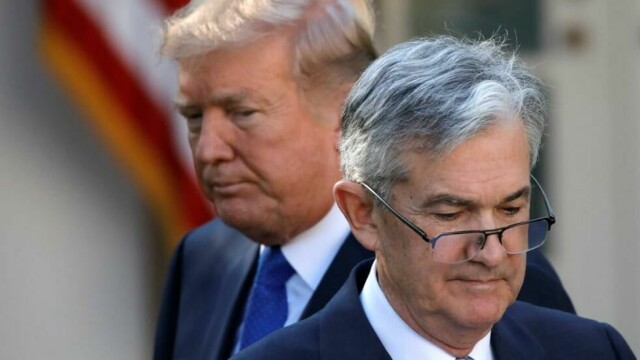USAs president Donald Trump og sentralbanksjef Jerome Powell er i tottene på hverandre i kjølvannet av Trumps knallharde tollkrig, og de påfølgende økonomiske konsekvensene for USA. REUTERS/Carlos Barria