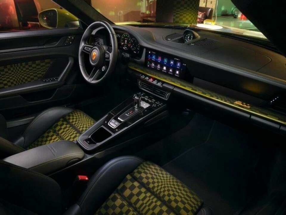 Porsche 911 Spirit 70 levers i det meget spesielle Pasha-mønstrede interiøret. Dette kom første gang på Porsche 928 i 1977. Porsche 911 Spirit 70 levers i det meget spesielle Pasha-mønstrede interiøret. Dette kom første gang på Porsche 928 i 1977. Foto: Porsche