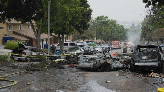 Nødetatene jobber på stedet der et lite fly krasjet inn i et nabolag i San Diego, satte flere hjem i brann og førte til at flere kvartal ble evakuert.