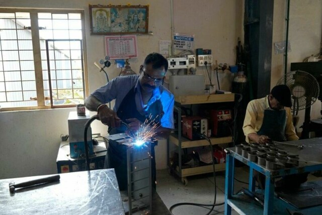 India, verdens nest største råstålprodusent, innfører toll på enkelte stålprodukter for å hindre «uhemmet import», særlig fra Kina. Bildet er tatt i en stålfabrikk utenfor byen Bangalore sør i landet.