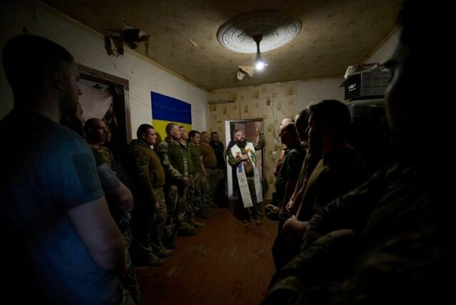 Ukrainske soldater under en påskegudstjeneste ved deres stilling i Donetsk-regionen søndag.