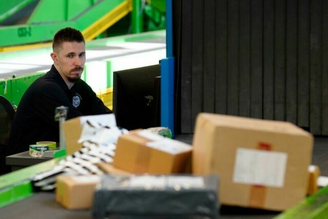 USA mottar 4 millioner pakker med verdi under 800 dollar hver eneste dag. Denne tollfrie grensen blir fjernet 2. mai, og i tillegg innfører USA 145 prosent toll på varer fra Kina. Det gjør at kinesiske netthandelsgiganter varsler prisoppgang. Bildet er fra amerikanske toll- og grensemyndigheters pakkemottak på O'Hare-flyplassen i Chicago.