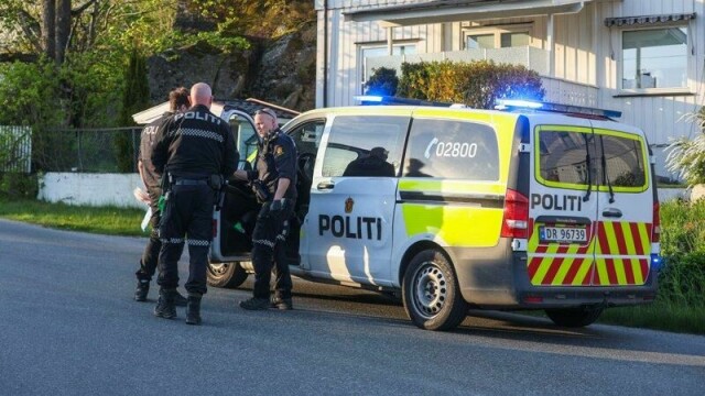 En mindreårig gutt ble kjørt til sykehus med alvorlige skader etter knivstikking i Sandefjord. Tre tenåringer er siktet for drapsforsøk.