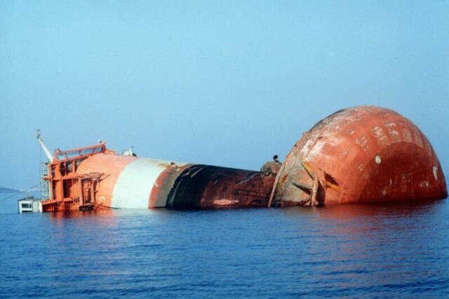 123 av 212 mennesker om bord omkom da boligplattformen Alexander L. Kielland kantret i høy sjø 27. mars 1980. Det er den største industriulykken i norsk historie.