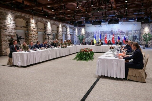 Ukrainske, tyrkiske og russiske delegasjoner møttes i Istanbul.