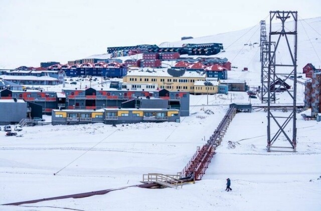 Longyearbyen på Svalbard. Et følge på om lag 40 sivile personer fra Nato er på besøk på Svalbard fra mandag til onsdag. Russland reagerer og hevder kan innebære et brudd på Svalbardtraktaten.