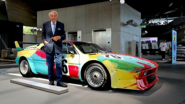 Mannen som hadde ideen til koblingen mellom BMW og kunstnere, franskmannen Hervé Poulain, som fikk fire kunstnere til å utsmykke sine Le Mans-biler. Her med Andy Warhols 1979 M1.
