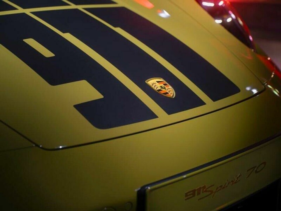 Mange kaller dem fartsstriper, men Porsche kaller dem «sikkerhetsstriper». Uansett ser det tøft ut. Mange kaller dem fartsstriper, men Porsche kaller dem «sikkerhetsstriper». Uansett ser det tøft ut. Foto: Porsche