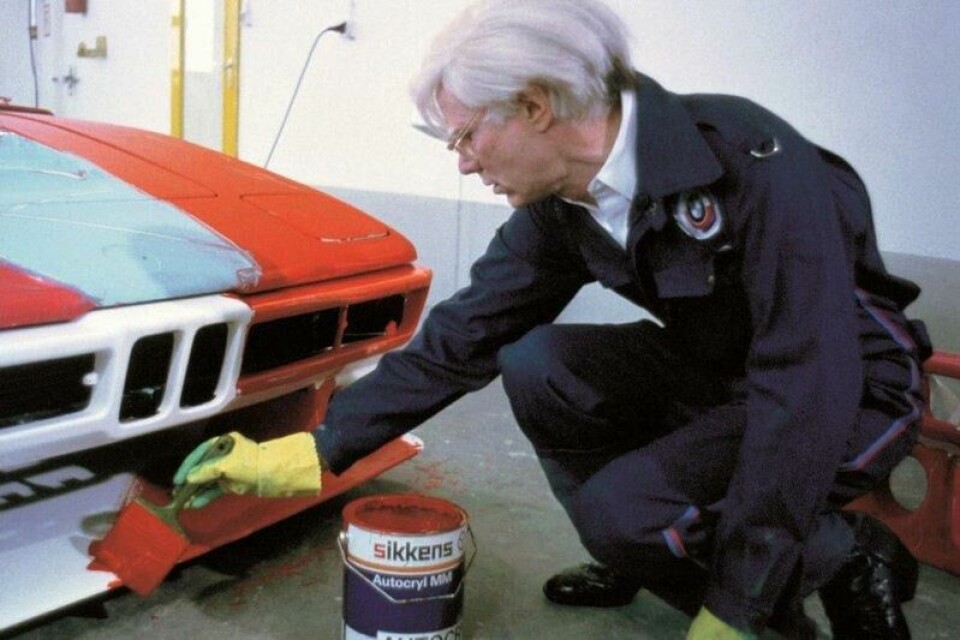 Andy Warhol brukte under en halv time på å dekorere Hervé Poulains BMW M1 før Le Mans i 1979. Andy Warhol brukte under en halv time på å dekorere Hervé Poulains BMW M1 før Le Mans i 1979. Foto: BMW