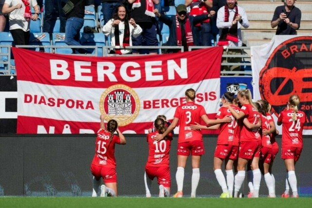 Signe Gaupset doblet ledelsen for Brann og viste støtte med samme feiring som langtidsskadede Anna Aahjem.