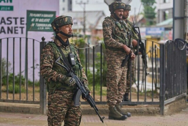 Indiske soldater holdt lørdag vakt ved flyplassen i Srinagar, der det ble hørt eksplosjoner etter et pakistansk angrep.