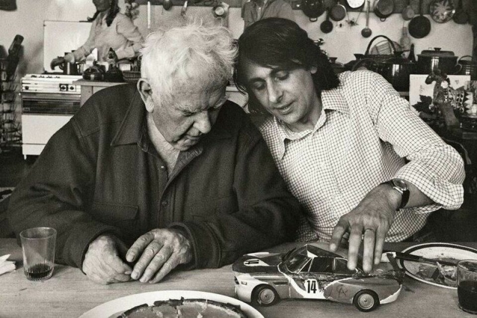En ung Hervé Poulain og Alexander Calder med den dekorerte modellen av Poulains BMW 3.0 CSL. En ung Hervé Poulain og Alexander Calder med den dekorerte modellen av Poulains BMW 3.0 CSL. Foto: BMW