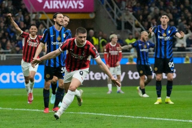 Luka Jovic jubler etter å ha scoret for Milan i semifinalen mot Inter i den italienske cupen.