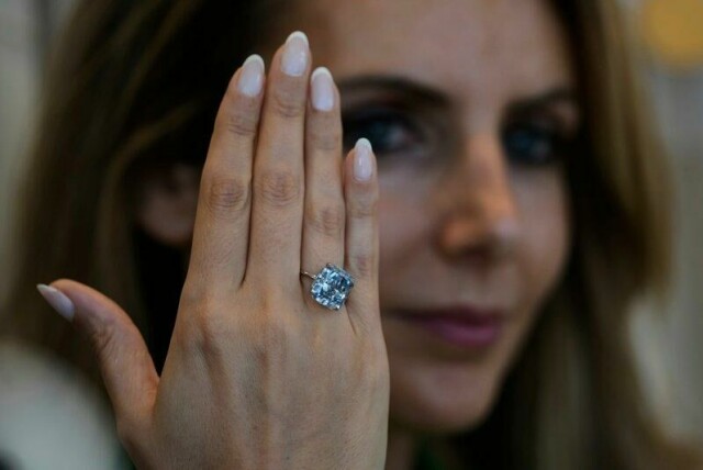 Katia Noun Boueiz, som leder Sotheby's i De forente arabiske emirater, viser fram den blå diamanten som ble solgt for over 220 millioner norske kroner på auksjon i Genève. Arkivfoto: Altaf Qadri / AP / NTB
