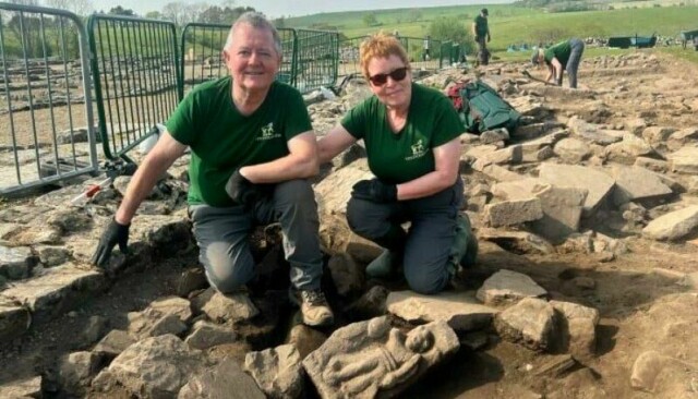 Ekteparet Dilys (t.h.) og Jim har vært hobbyarkeologer i mer enn 20 år. I år ga det virkelig resultater. (Foto: The Vindolanda Trust)