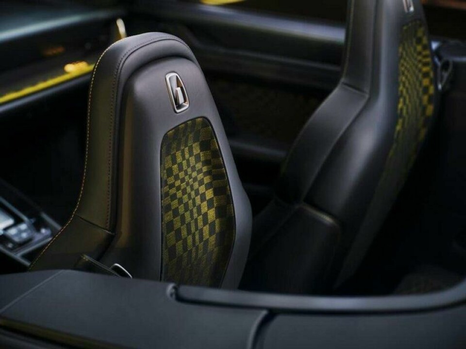 Også baksiden av stolene er kledd i det spesielle stoffet. Også baksiden av stolene er kledd i det spesielle stoffet. Foto: Porsche