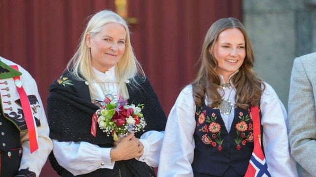 Prinsesse Ingrid Alexandra stilte i sin nye Bardu- og Målselvbunad. Her sammen med kronprinsesse Mette-Marit på trappen utenfor Skaugum.