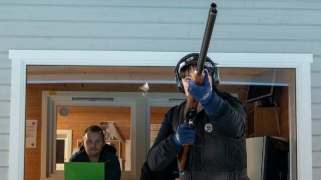 Else-May Botten er øverste leder i Møre og Romsdal, en region med særlige sikkerhetsutfordringer. Hun er opptatt av å være godt forberedt på kriser. – Kunnskap trygger. Det skremmer ikke, mener hun. Selv trener hun på leirdueskyting.