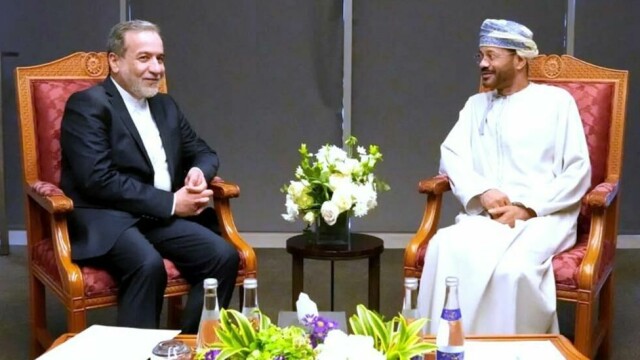 Et bilde offentliggjort av det iranske utenriksdepartementet viser Irans utenriksminister Abbas Araghchi, til venstre, og hans omanske motpart Sayyid Badr Albusaidi før forhandlinger med USAs Midtøsten-utsending Steve Witkoff i Muscat lørdag.