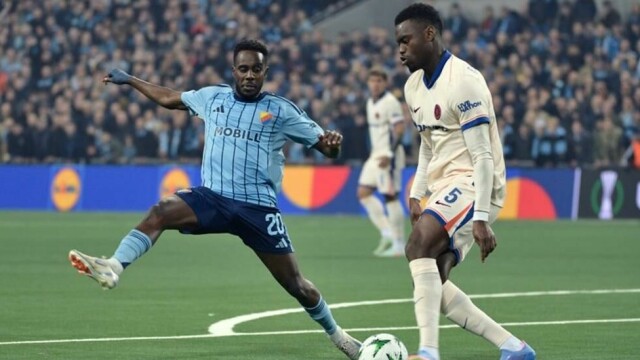 Tokmac Nguen i duell med Benoît Badiashile i semifinalen i conferenceligaen.