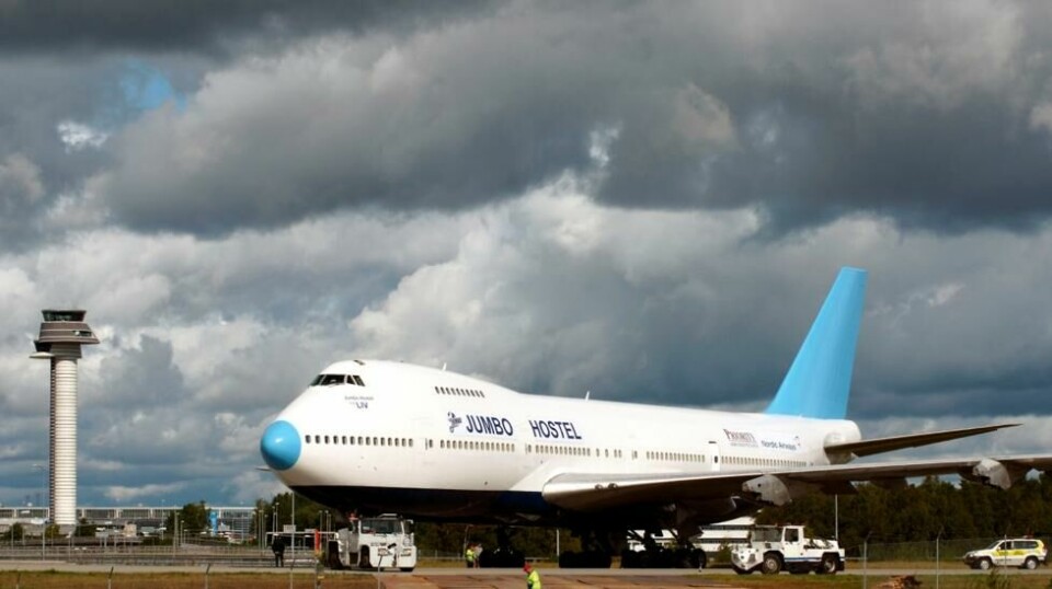SISTE REISE: Sommeren 2008 ble jumbojeten flyttet til betongfundamentet utenfor Arlanda lufthavn hvor den har vært lenket fast siden.
