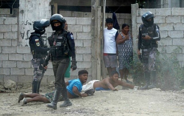 Narkogjenger har fått stadig større fotfeste i Ecuador og bidratt til at landet har gått fra å være blant de tryggeste i Latin-Amerika, til å bli ett av de farligste. Bildet viser politi og soldater som aksjonerer mot en bolig, på leting etter våpen og narkotika, i havnebyen Guayaquil.