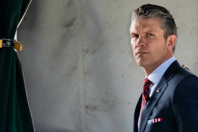 USAs president Donald Trump sier han har hatt en prat med landets forsvarsminister Pete Hegseth (bilde) etter sikkerhetsbruddene på meldingstjenesten Signal.