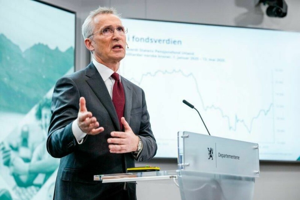 – Vi tror på en økning, men litt lenger fram i tid, sier finansminister Jens Stoltenberg (Ap) om boligbyggingen. – Vi tror på en økning, men litt lenger fram i tid, sier finansminister Jens Stoltenberg (Ap) om boligbyggingen. Foto: Cornelius Poppe / NTB