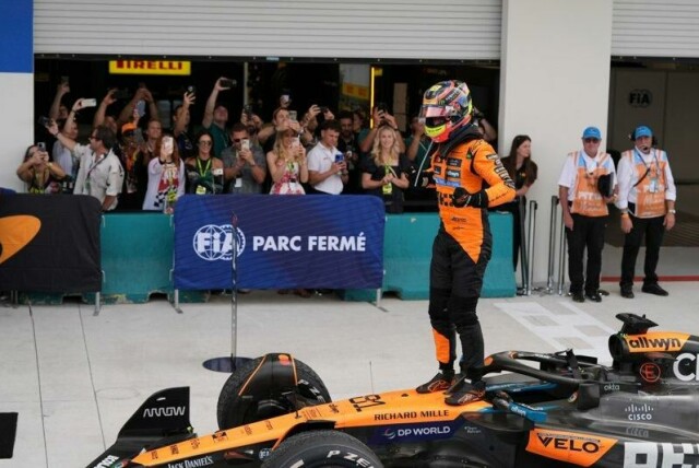 Oscar Piastri jubler etter å ha vunnet Miamis Grand Prix.