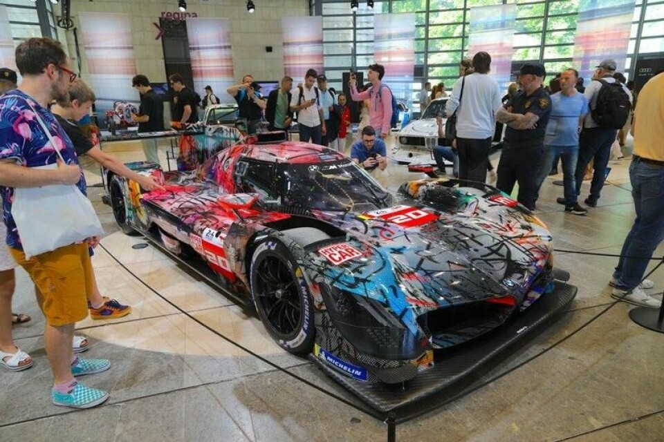 BMW Art Car #20 ble skapt av den amerikanske kunstneren Julie Mehretu i tett samarbeid med BMWs motorsport- og ingeniørteam. BMW Art Car #20 ble skapt av den amerikanske kunstneren Julie Mehretu i tett samarbeid med BMWs motorsport- og ingeniørteam. Foto: Ivar Engerud / Finansavisen