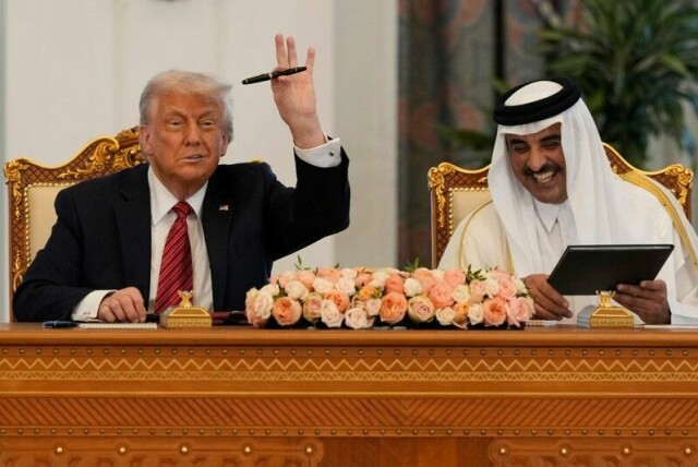 President Donald Trump og Qatars emir Sheikh Tamim bin Hamad Al-Thani under seremonien der en rekke avtaler ble signert i Doha onsdag. Trump holdt opp en penn han fikk av emiren.