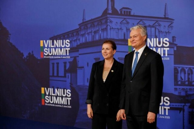 Litauens president Gitanas Nauseda (til høyre) ønsker Danmarks statsminister Mette Frederiksen velkommen til toppmøtet i Vilnius mandag.