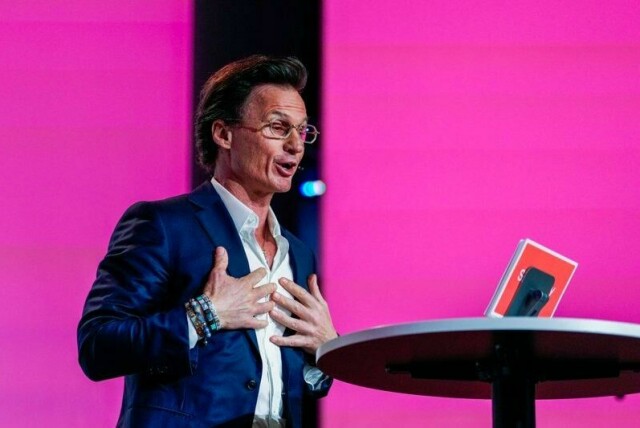 Petter Stordalen da han talte under Arbeiderpartiets 70. ordinære landsmøte i april. Sammen med flere andre næringslivstopper uttrykker han bekymring over at så mange med formue forlater Norge.