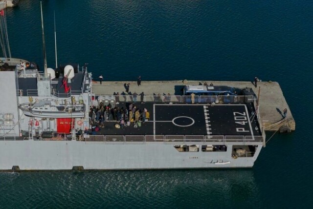 Migranter venter om bord på et italiensk marinefartøy på å bli tatt i land i Albania, der de skal interneres i henhold til en avtale mellom Italia og Albania.