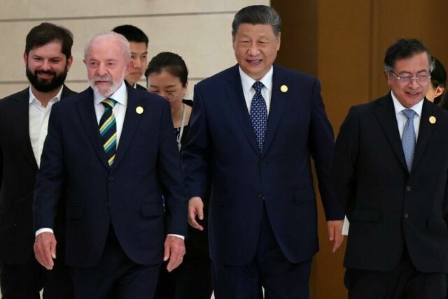 Colombias president Gustavo Petro (t.h.) sammen med (fra venstre) Chiles Gabriel Boric, Brasils Lula da Silva og Kinas president Xi Jinping på et møte i samarbeidsrådet mellom Kina og latinamerikanske og karibiske stater (Celac) i Beijing tidligere denne uka.