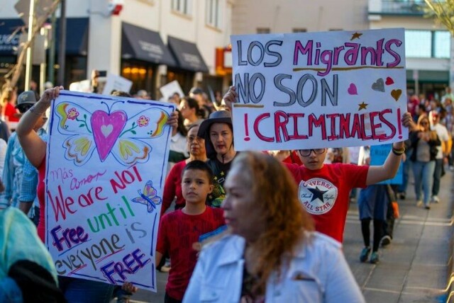Folk i El Paso i Texas protesterer mot utvisning av migranter fra USA. Teksten på den store plakaten er «Migrantene er ikke kriminelle».