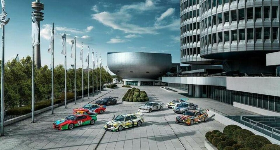 Mange av BMWs Art Cars skal ut av museet i München til ulike utstillinger gjennom 2025. De fire i front skal til Sverige. Mange av BMWs Art Cars skal ut av museet i München til ulike utstillinger gjennom 2025. De fire i front skal til Sverige. Foto: BMW