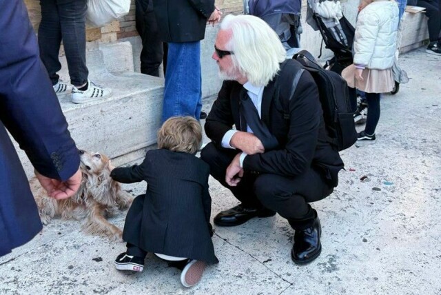 Julian Assange avbildet på Petersplassen i Vatikanstaten lørdag.