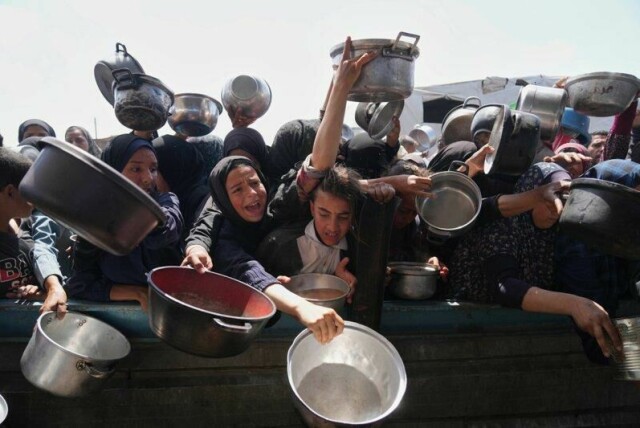 Palestinere prøver desperat å få tak i mat i Khan Younis.