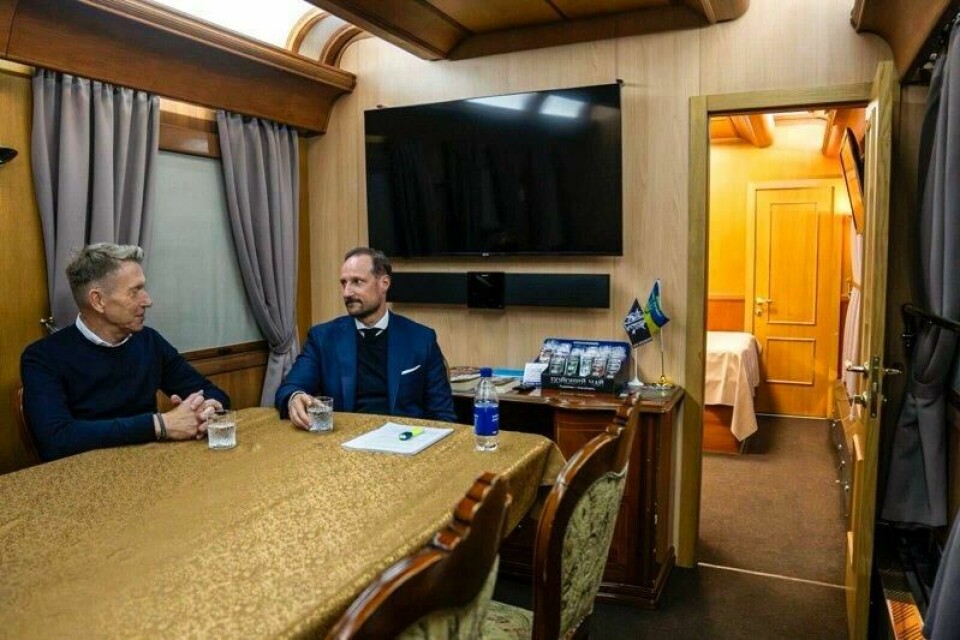 Kronprins Haakon og energiminister Terje Aasland om bord på nattoget til Kyiv i Ukraina. Kronprins Haakon og energiminister Terje Aasland om bord på nattoget til Kyiv i Ukraina. Foto: Heiko Junge / NTB