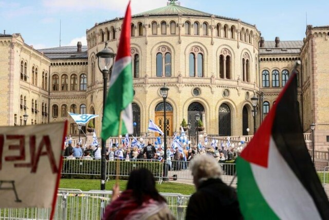 Pro-palestinske demonstranter holder motdemonstrasjon når organisasjonen «Med Israel For Fred» (MIFF) arrangerer markering for Israel utenfor Stortinget søndag ettermiddag.