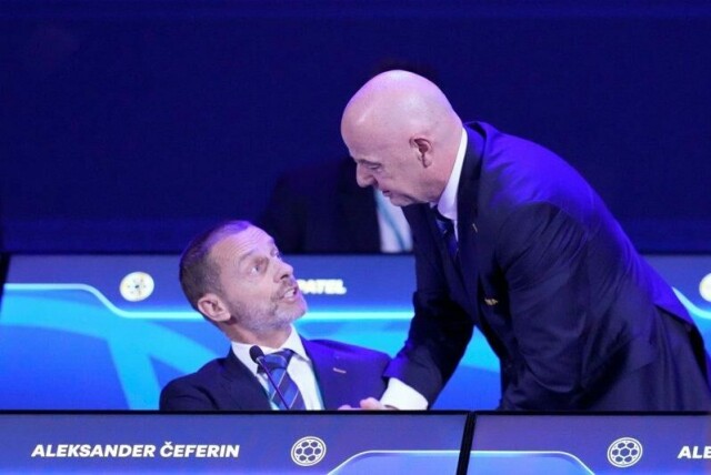 Fifa-president Gianni Infantino (t.h.) i samtale med Uefa-president Aleksander Ceferin. I en pause forlot Ceferin kongressen.
