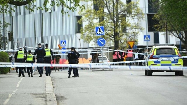 Politiet på stedet etter skytingen i Uppsala tirsdag. Tre personer ble drept, og en 16 år gammel gutt er pågrepet.