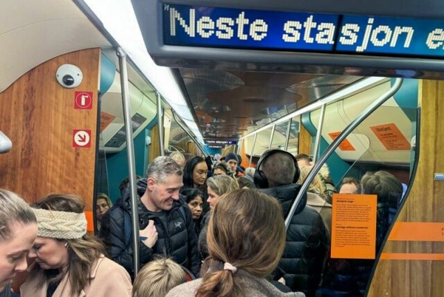 Stappfullt tog en dag i februar 2024 på grunn av forsinkelser og innstillinger i togtrafikken i Oslo-området.
