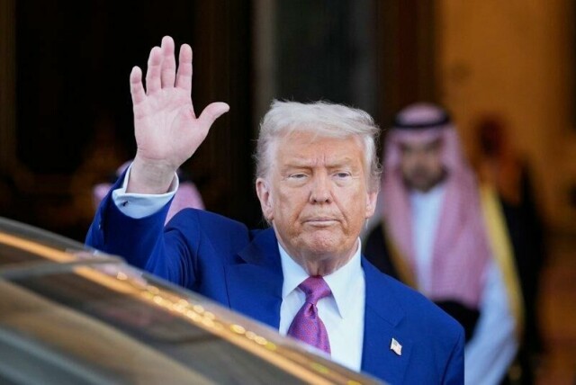 44 prosent svarer i en amerikansk undersøkelse at de er fornøyd med president Donald Trump. Det er flere enn i forrige måned, men færre enn da han ble gjeninnsatt i januar.