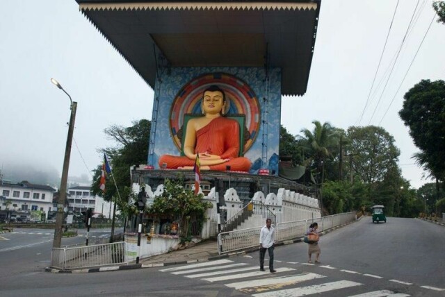 Buddha-statue i Kandy, sentralt på Sri Lanka. I disse dager er hundretusener ventet til Tanntempelet i byen, der det som sies å være en av Buddhas hjørnetenner, skal vises fram for første gang siden 2009. Arkivfoto: Dar Yasin / AP / NTB