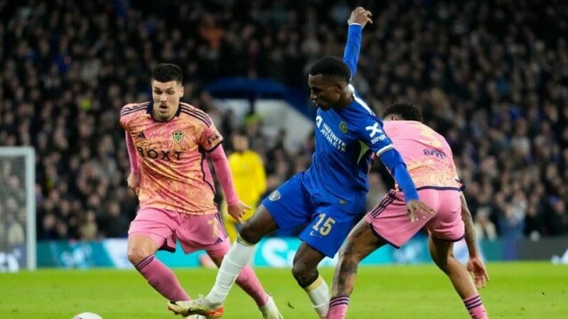 Leeds-spiss Joël Piroe (t.v.) var i målform mot Stoke. Her i aksjon mot Chelsea i FA-cupen i fjor.