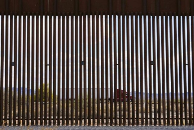 Grensen mellom USA og Mexico kan bli patruljert av amerikanske soldater, ifølge tjenestepersoner som AP har snakket med. Bildet er tatt nær Lukeville i Arizona og viser et vogntog på en vei på mexicansk side av grensen.