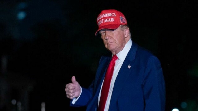 President Donald Trump hevder at hans forgjenger Joe Biden har skylden for nedgangen i USAs økonomi.